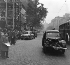 Magyarország, Budapest V.,Budapest VII.,Budapest VIII., Múzeum körút az Astoria keresteződés felé nézve., 1957, Bojár Sándor, német gyártmány, baleset, járműroncs, AWZ P70 Zwickau, képarány: négyzetes, Budapest, bámészkodás, Fortepan #177423