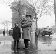 Franciaország, Párizs, Place Charles de Gaulle (Place de l'Étoile), Diadalív. Pálfy József újságíró., 1958, Bojár Sándor, apa, képarány: négyzetes, kézben tartani, fiúk, Fortepan #177427