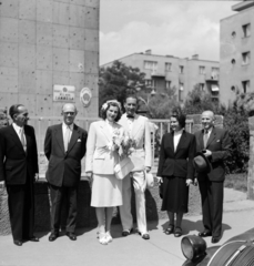 Hungary, Budapest XI., a felvétel a Bocskai úti Tanács (később Önkormányzat) épülete mellett készült. Bejárat Zsombolyai utca felől a házasságkötő teremhez., 1955, Bojár Sándor, Budapest, Fortepan #177431