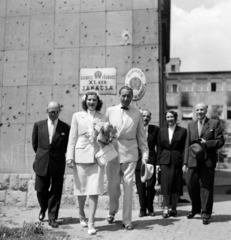 Hungary, Budapest XI., a felvétel a Bocskai úti Tanács (később Önkormányzat) épülete mellett készült. Bejárat Zsombolyai utca felől a házasságkötő teremhez., 1955, Bojár Sándor, Budapest, Fortepan #177432