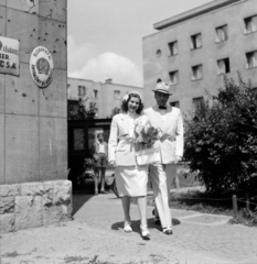 Hungary, Budapest XI., a felvétel a Bocskai úti Tanács (később Önkormányzat) épülete mellett készült. Bejárat Zsombolyai utca felől a házasságkötő teremhez., 1955, Bojár Sándor, Budapest, Fortepan #177433