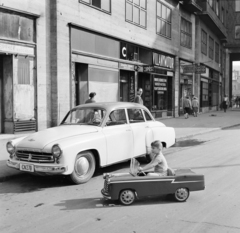 Magyarország, Budapest VII., Madách Imre út a Madách Imre tér felé nézve., 1959, Bojár Sándor, Wartburg 311/312, Budapest, játékautó, kisfiú, Fortepan #177441