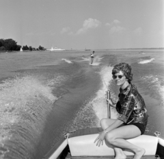 Hungary,Lake Balaton, Tihany, vízisíző, háttérben a rév, kompkikötő., 1965, Bojár Sándor, shades, water ski, water sports, Fortepan #177480