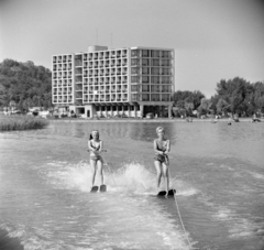 Hungary,Lake Balaton, Tihany, vízisízők, háttérben a Hotel Tihany., 1965, Bojár Sándor, water ski, water sports, Fortepan #177481