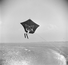 Hungary,Lake Balaton, Tihany, vízisíről felemelkedő sárkányrepülő., 1965, Bojár Sándor, water ski, water sports, hang-glider, Fortepan #177482