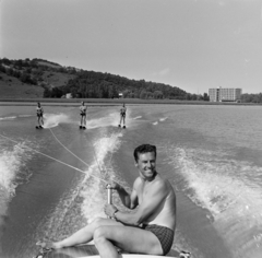 Hungary,Lake Balaton, Tihany, vízisízők, jobbra a Hotel Tihany., 1965, Bojár Sándor, water ski, water sports, Fortepan #177486