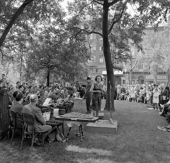 Magyarország, Budapest VIII.,Budapest V., Múzeumkert, a Pénzügy- és Vámőri Zenekar századik szabadtéri hangversenye Józsa Sándor karnagy vezetésével, az énekesnő Mikes Ibolya. Háttérben a Múzeum körút házsora., 1965, Bojár Sándor, Fortepan #177536