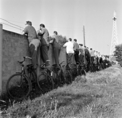 Magyarország, Szeged, Felső-Tiszapart, szurkolók a SZEOL pálya kerítésénél., 1966, Bojár Sándor, kerékpár, villanyoszlop, kerítés, szögesdrót, Best of, képarány: négyzetes, leselkedő, leleményes, Fortepan #177546