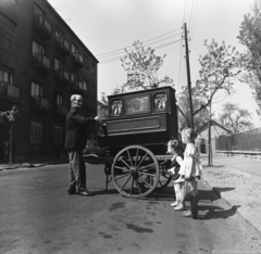 Magyarország, Budapest XIII., a Frangepán utca 53. számú ház előtt Pálfalvy József verklis., 1968, Bojár Sándor, Budapest, verkli, Fortepan #177557