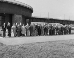 Magyarország, Margitsziget, Budapest, Koronglövő Pálya a sziget északi csúcsán, az Árpád híd lehajtójánál. A MAVOSZ országos vadász-koronglövő versenyének résztvevői., 1960, Bojár Sándor, híd, férfiak, Fortepan #177577