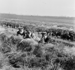 Magyarország, Balatonfenyves, a hivatásos vadászképző iskola tanulói gyakorlaton., 1965, Bojár Sándor, vadászat, távcső, Fortepan #177589