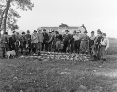 Magyarország, Tápiószele, a felvétel a VI-os számú Autójavító Vállalat vadásztársaságának nyúlvadászatán készült., 1960, Bojár Sándor, férfiak, kutya, puska, vadászat, Fortepan #177602