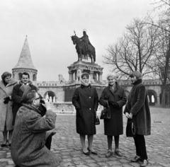 Magyarország, budai Vár, Budapest I., Szentháromság tér, háttérben Szent István szobra (Stróbl Alajos, 1906.) a Halászbástyánál., 1966, Bojár Sándor, Budapest, Fortepan #177642