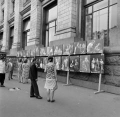 Ukraine, Kyiv, az Orosz Drámai Színház előadásairól készült fotókiállítás a Hrescsatik sugárút 20/22. számú ház előtt., 1965, Bojár Sándor, Soviet Union, Fortepan #177658