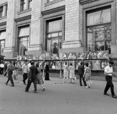 Ukraine, Kyiv, az Orosz Drámai Színház előadásairól készült fotókiállítás a Hrescsatik sugárút 20/22. számú ház előtt., 1965, Bojár Sándor, Soviet Union, Fortepan #177659