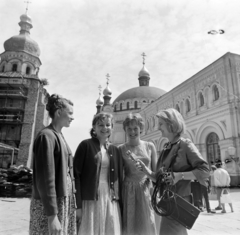 Ukraine, Kyiv, az ortodox Barlangkolostor (Pecserszka Lavra) területe, balra az Uszpenszkij- vagy Nagyboldogasszony-székesegyház, más néven Mária elszenderülése katedrális, jobbra a Pecserszki Szent Antal és Teodóz templom. Előtérben jobbra Poór Klári, a Magyar Televízió munkatársa., 1965, Bojár Sándor, Fortepan #177660