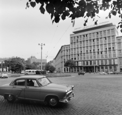 Ukrajna, Kijev, Európa tér (Lenini Komszomol tere), szemben balra a Mihajlo Hrusevszkij utca, jobbra a Dnyipro hotel., 1965, Bojár Sándor, Fortepan #177662