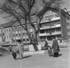 Magyarország, Eger, Hatvani kapu (Gárdonyi) tér, Gárdonyi Géza szobra (Somogyi Árpád, 1965.)., 1967, Bojár Sándor, Fortepan #177698