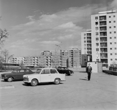 Magyarország, Eger, Hadnagy utcai parkoló, az Eger-patak túlpartján a Hadnagy úti lakótelep., 1967, Bojár Sándor, Fortepan #177703