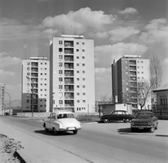 Magyarország, Eger, Hadnagy utca, az Eger-patak túlpartján a Hadnagy úti lakótelep toronyházai., 1967, Bojár Sándor, Wartburg 311/312, rendszám, Fortepan #177714