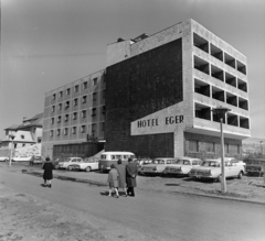 Magyarország, Eger, Szálloda utca 1-3., Hotel Eger. Balra a Pólya József festőművész kerámia faliképe, háttérben a Park Szálló., 1967, Bojár Sándor, Fortepan #177715