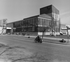 Magyarország, Eger, Hatvani kapu (Lenin) tér 4. Gárdonyi Géza Színház. Jobbra a Thália című szobor (Kerényi Jenő, 1965.). Fent a zsinórpadlás homlokzatán Kiss Kovács Gyula rézdomborítása (1963)., 1967, Bojár Sándor, Fortepan #177718