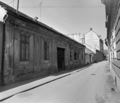 Magyarország, Eger, Tárkányi Béla utca. A balra álló 8. számú házat, a hortobágyi Kilenclyukú híd tervezője, Povolny Ferenc építette., 1967, Bojár Sándor, Fortepan #177721