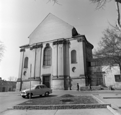 Magyarország, Eger, Telekessy István utca. Szemben a Trinitárius utca, az egykori Trinitárius templom (Rossz templom), ekkor Bródy filmszínház, ma Templom Galéria., 1967, Bojár Sándor, Skoda-márka, rendszám, Fortepan #177728