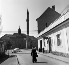 Magyarország, Eger, Minaret a Torony utcából nézve, háttérben a Szent Sebestyén vértanú templom (volt Irgalmasok temploma)., 1967, Bojár Sándor, Fortepan #177735