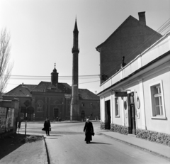 Magyarország, Eger, Minaret a Torony utcából nézve, háttérben a Szent Sebestyén vértanú templom (volt Irgalmasok temploma)., 1967, Bojár Sándor, Fortepan #177736