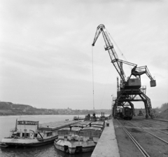 Hungary, Dunaújváros, Szalki-sziget, szovjet vasércszállító uszályok a kikütőben, a háttérben a túlparton az Óváros., 1965, Bojár Sándor, Fortepan #177754