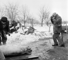 Magyarország, Ercsi, Henri Cartier-Bresson francia fotóművész disznóvágáson., 1964, Bojár Sándor, Fortepan #177783