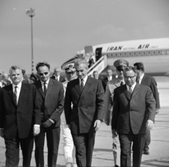 Magyarország, Ferihegyi (ma Liszt Ferenc) repülőtér, Budapest XVIII., jobbra Kállai Gyula miniszterelnök, mellette Reza Pahlavi iráni sah, bal szélen Dobi István államfő. A felvétel a sah és felesége érkezésekor 1966. szeptember 6-án készült., 1966, Bojár Sándor, Budapest, IranAir légitársaság, Fortepan #177796