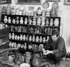 Hungary, Kecskemét, Klapka utca 34., Klapka-ház, Bozsó János festőművész, műgyűjtő és múzeumalapító a "magánmúzeumában"., 1969, Bojár Sándor, Fortepan #177800