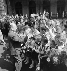 Magyarország, Budapest VIII., a Keleti pályaudvar érkezési oldala. Az NDK párt- és kormányküldöttségének ünnepélyes fogadása 1967. május 18-án. Előtérben Walter Ulbricht, akit úttörők ödvözölnek., 1967, Bojár Sándor, Budapest, Fortepan #177820