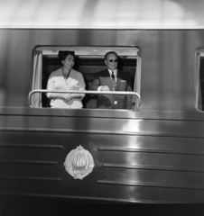 Magyarország, Budapest VIII., Keleti pályaudvar. Josip Broz Tito és felesége integet az elnöki különvonat, a Kék Vonat (Plavi voz) ablakából. A felvétel magyarországi látogatásról történő elutazásuk alkalmával, 1964.szeptember 16-án készült., 1964, Bojár Sándor, vagon, Budapest, Fortepan #177824