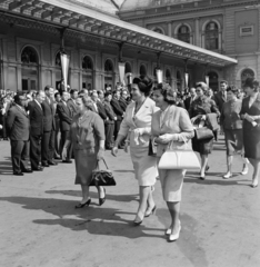 Magyarország, Budapest VIII., a Keleti pályaudvar érkezési oldala Josip Broz Tito fogadása alkalmával 1964. szeptember 11-én. Előtérben Dobi Istvánné, Jovanka Broz, Kádár Jánosné., 1964, Bojár Sándor, Budapest, Fortepan #177826