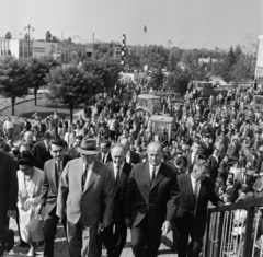 Magyarország, Budapest X., Mezőgazdasági Kiállítás az Albertirsai úti vásár területén. A felvétel Josip Broz Tito (világos öltönyben) látogatásakor, 1964. szeptember 15-én készült. Jobbra mellette Losonczi Pál., 1964, Bojár Sándor, Budapest, Fortepan #177829