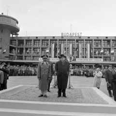 Magyarország, Ferihegyi (ma Liszt Ferenc) repülőtér, Budapest XVIII., Hailé Szelasszié etióp császár és Dobi István államfő. A felvétel az etióp uralkodó és kíséretének elutazásakor, 1964. szeptember 23-án készült., 1964, Bojár Sándor, szőnyeg, Budapest, Best of, Fortepan #177840