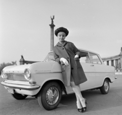 Magyarország, Budapest XIV., Hősök tere, Házy Erzsébet operaénekesnő a Millenniumi emlékműnél., 1966, Bojár Sándor, Opel Kadett, Budapest, emlékmű, művész, Fortepan #177859