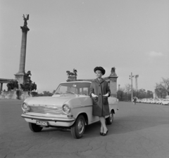 Magyarország, Budapest XIV., Hősök tere, Házy Erzsébet operaénekesnő a Millenniumi emlékműnél., 1966, Bojár Sándor, Opel Kadett, Budapest, kalap, emlékmű, művész, Fortepan #177861