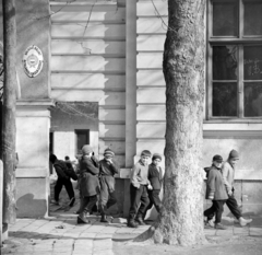 Magyarország, Esztergom, Szent István (Béke) tér, a Balassa Bálint Általános Iskola (egykori Kanonoki palota) kapuja., 1966, Bojár Sándor, Fortepan #177958