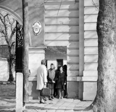 Magyarország, Esztergom, Szent István (Béke) tér, a Balassa Bálint Általános Iskola (egykori Kanonoki palota) kapuja., 1966, Bojár Sándor, Fortepan #177959