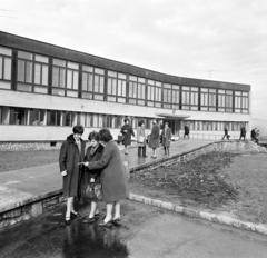 Magyarország, Esztergom, Szent István (Béke) tér, Martos Flóra Leánykollégium (később Kőrösy László Középiskolai Kollégium)., 1966, Bojár Sándor, Fortepan #177962