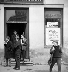 Magyarország, Esztergom, a Lőrinc utca (Mártírok útja) mára elbontott egyik háza a Rákóczi tér közelében., 1966, Bojár Sándor, Fortepan #177968