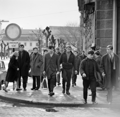 Magyarország, Esztergom, Széchenyi tér - Lőrinc utca sarok. Balra a háttérben a Városi Tanács székháza, ma Polgármesteri Hivatal., 1966, Bojár Sándor, Fortepan #177969