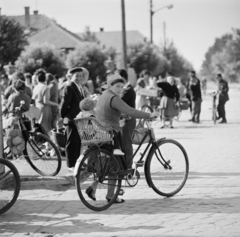 Magyarország, Nagykőrös, Kálvin tér, szemben a Petőfi utca., 1965, Bojár Sándor, kerékpár, Fortepan #177994