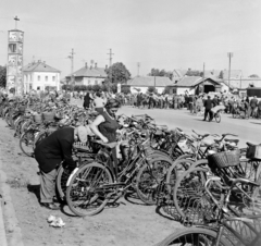 Magyarország, Nagykőrös, Kálvin tér, szemben a Petőfi utca., 1965, Bojár Sándor, kerékpár, kerékpár tároló, Fortepan #177995