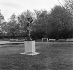 Hungary, Zalaegerszeg, Béke-liget a Kosztolányi Dezső utca és a vasútvonal között. Tavasz-szobor Pándi Kiss János alkotása (1966)., 1969, Bojár Sándor, Fortepan #178056