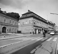 Hungary, Kaposvár, a Fő utca a Kossuth térnél, balra a "A Haza Kis Polgárainak" épület, mögötte a Dorottya-ház., 1969, Bojár Sándor, crosswalk, Fortepan #178057